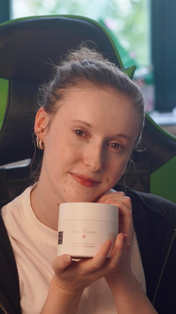 Sarah präsentiert ein Skincare-Produkt vor der Kamera